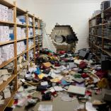 Interior de una bóveda bancaria en Gelsenkirchen, Alemania, con estanterías y documentos desordenados, tras un robo en el que delincuentes perforaron la pared para acceder a cajas de seguridad durante las vacaciones navideñas.