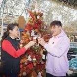 Osmar Olvera y su entrenadora Ma Jin, chocan las copas para celebrar el Año Nuevo.