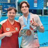 Ma Jin y Osmar Olvera, quien muestra algunas de las medallas que ha ganado.