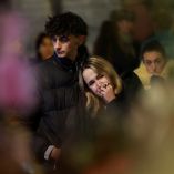 Familiares han acudido a las inmediaciones del club Le Constellation, en Crans-Montana, tras el incendio y las explosiones ocurridas durante las celebraciones de Año Nuevo