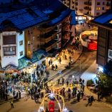 Los dolientes se reúnen en monumentos improvisados ​​cerca del lugar de un incendio que arrasó un bar durante las celebraciones de Nochevieja en la ciudad de esquí alpino de Crans-Montana.