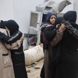 Camiones con ayuda humanitaria para las víctimas de Israel en Gaza están varados por prohibición.