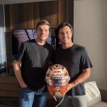 El neerlandés le obsequió a Checo uno de sus cascos.