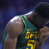 El debut de James Nnaji fue controversial por las voces que están en contra de que juegue en el sistema NCAA.