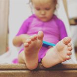 La exposición prematura a pantallas es la responsable de que los niños con redes cerebrales alteradas tarden más en tomar decisiones durante una tarea cognitiva a los 8.5 años.