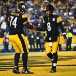 Aaron Rodgers regresa a la postemporada luego de guiar el triunfo de Steelers.