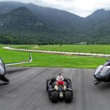 Neymar posa con algunos 'juguetes' de su colección