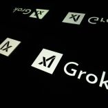 Esta fotografía muestra pantallas que muestran el logotipo de Grok, un chatbot de inteligencia artificial generativa desarrollado por la empresa estadounidense de inteligencia artificial xAI, en Toulouse, sur de Francia.