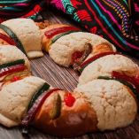 Este tradicional pan dulce, de forma ovalada o circular, representa una corona y está decorado con frutas cristalizadas que evocan las joyas de los Reyes Magos.