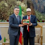 Esta fotografía tomada y difundida por la Oficina Presidencial de Somalilandia el 6 de enero de 2026 muestra al Presidente de Somalilandia, Abdirahman Abdullahi Mohamed (derecha), posando para una fotografía con el Ministro de Relaciones Exteriores de Israel, Gideon Saar (izquierda), en el Palacio Presidencial en Hargeisa.
