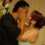 La hija de Daddy Yankee, Jesaaelys Ayala, celebró su boda en privado con Carlos Olmo, rodeada de familiares, mientras su padre no estuvo presente.