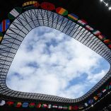 El anfitrión y el campeón vigente se mantienen en la lucha por el título.