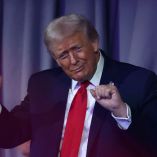 El presidente Donald Trump baila mientras Village People se presenta durante el sorteo de la Copa Mundial de la FIFA 2026.