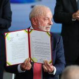 El presidente de Brasil, Luiz Inácio Lula da Silva, sostiene un veto firmado a un proyecto de ley que reduce la sentencia de 27 años de prisión del expresidente Jair Bolsonaro, durante una ceremonia para conmemorar el tercer aniversario del fallido intento de golpe de Estado de Bolsonaro, en Brasilia.