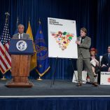 El secretario de Salud y Servicios Humanos (HHS) de EE. UU., Robert F. Kennedy Jr., habla y anuncia nuevas políticas nutricionales durante una conferencia de prensa en el Departamento de Salud y Servicios Humanos en Washington, D.C.