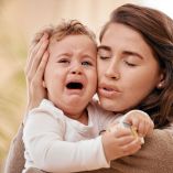 Señales de que tu bebé está sobre estimulado.