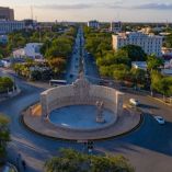 Vista aérea del Monumento a la Patria en Mérida, Yucatán, con avenidas arboladas y edificios urbanos alrededor, imagen representativa del desarrollo de la ciudad y del contexto del mercado inmobiliario en la capital yucateca.
