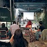 Personas disfrutando del ciclo de cine Aún en pie: Relatos de resiliencia.