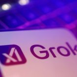 En esta ilustración se ven los logotipos de xAI y Grok.