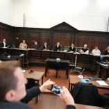 Esta vista general muestra al juez presidente Stefan Philipp (5.º de la izquierda) antes del inicio del juicio a puerta cerrada del "White Tiger" en el tribunal regional de menores en Hamburgo, en el norte de Alemania.