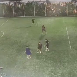 Imagen captada por cámara de seguridad de una cancha de fútbol en Isla Mocolí, Samborondón, donde varias personas jugaban un partido antes del ataque de un comando armado que dejó tres muertos en el lugar.