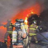 El siniestro que inició en la bodega, ubicada en la calle Abundio Gómez, ocurrió al filo de las 15:00 horas
