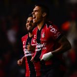 Uros Djurdjevic celebra el penal que definió el triunfo del Atlas ante Puebla en el arranque del Clausura 2026.
