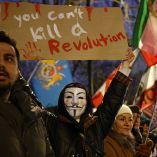 Un manifestante contra el régimen iraní sostiene una pancarta durante una reunión frente a la Embajada de Irán, en el centro de Londres.