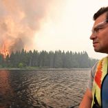 El humo y las llamas se elevan desde un incendio forestal en el Lago Epuyén, en la provincia patagónica de Chubut, Argentina, el 7 de enero de 2026.