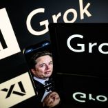 Pantallas con el logotipo de Grok