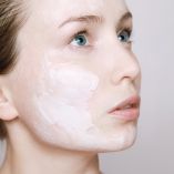 Dermatólogos recomiendan aplicar tópicamente activos como retinoides, colágeno, vitamina C y A o ceramidas, en sérum o crema.