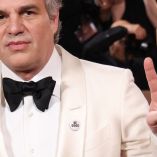 Por qué celebridades portan el pin “Be Good” en protesta contra ICE