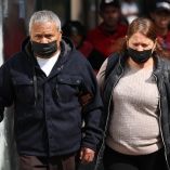 Pareja con cubrebocas