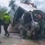 Camioneta gravemente dañada tras chocar contra un árbol en una carretera cercana a Puerto Quijarro, en el este de Bolivia, mientras policías y rescatistas rodean el vehículo luego de un accidente vial con múltiples víctimas mortales.