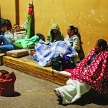 Los familiares de los reclusos permanecen angustiados frente a las cárceles.