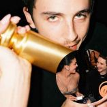 En la foto principal, posa orgulloso con su estatuilla, aunque lo que más llamó la atención fue la mano de Kylie Jenner ayudándolo a sostener el premio.