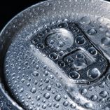 La Organización Mundial de la Salud (OMS) insta a los gobiernos a fortalecer significativamente los impuestos sobre las bebidas azucaradas y alcohólicas.