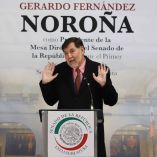 Gerardo Fernández Noroña, senador de Morena, habla en un podio durante la ceremonia de develación de su retrato oficial como expresidente del Senado, realizada en la sede histórica de Xicoténcatl, en la Ciudad de México.
