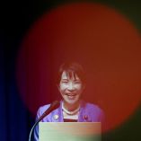 La primera ministra japonesa, Sanae Takaichi, habla durante una conferencia de prensa después de la cumbre de Cooperación Económica Asia-Pacífico (APEC) en Gyeongju, Corea del Sur, el 1 de noviembre de 2025.