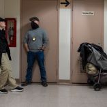 Funcionarios federales de inmigración esperan a los encuestados en un pasillo para realizar detenciones selectivas en el tribunal de inmigración de EE. UU. en Manhattan, en la ciudad de Nueva York, EE. UU., el 13 de enero de 2026.