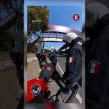 Un biker identificado como Ian Palacios denunció en redes sociales haber sido amenazado y golpeado por policías luego de intervenir para evitar que una conductora presuntamente entregara una “mordida”. Los hechos quedaron registrados en video y rápidamente se viralizaron.
“Estamos cansados de estos puercos, los buenos somos más”, expresó Palacios al difundir el material, lo que generó indignación entre usuarios y reavivó el debate sobre abusos de autoridad y corrupción policial. Hasta el momento, las autoridades no han emitido un posicionamiento oficial sobre el caso.

#AbusoDeAutoridad #Corrupción #Mordida #Policías #VideoViral #Denuncia #Justicia #Noticias