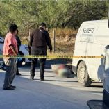 Un hombre no identificado fue encontrado sin vida, con huellas de violencia y envuelto en una cobija en una colonia al oriente de la ciudad de Reynosa, Tamaulipas.