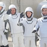 La cápsula Dragon de SpaceX transporta a cuatro astronautas de regreso anticipado desde la EEI.