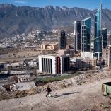 Panorámica de la ciudad de Monterrey vista desde lo alto de la colonia Vista Real, en San Pedro Garza García, con rascacielos, zona urbana y la Sierra Madre Oriental al fondo, en un día despejado de marzo de 2021.