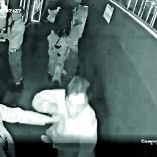 En un momento se observa al joven lanzar un puñetazo y más tarde cómo es sacado del establecimiento por un guardia.