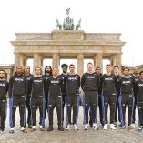 Equipo del Orlando Magic de la NBA, en uno de los sitios turísticos de Alemania.