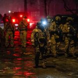 Miembros de las fuerzas del orden se reúnen, mientras aumentan las tensiones después de que agentes federales del orden público estuvieron involucrados en un tiroteo, una semana después de que un agente de Inmigración y Control de Aduanas de Estados Unidos (ICE) disparara fatalmente a Renee Nicole Good, en el norte de Minneapolis, Minnesota, EE. UU., el 14 de enero de 2026.