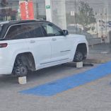 Camioneta Jeep blanca fue localizada sin sus cuatro llantas y sostenida únicamente sobre tabiques