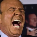 El medio español elDiario.es publicó una investigación que ha causado gran impacto, en donde se detalla que el cantante imponía a sus empleadas una serie de exámenes médicos.