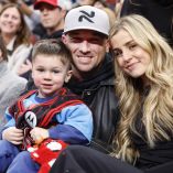 Alex Bregman, junto a su familia, durante un juego de los Chicago Bulls. El antesalista recién firmado por los Cachorros de Chicago confirmó que representará a Estados Unidos en el Clásico Mundial de Beisbol 2026, torneo en el que buscará repetir el título obtenido en 2017.